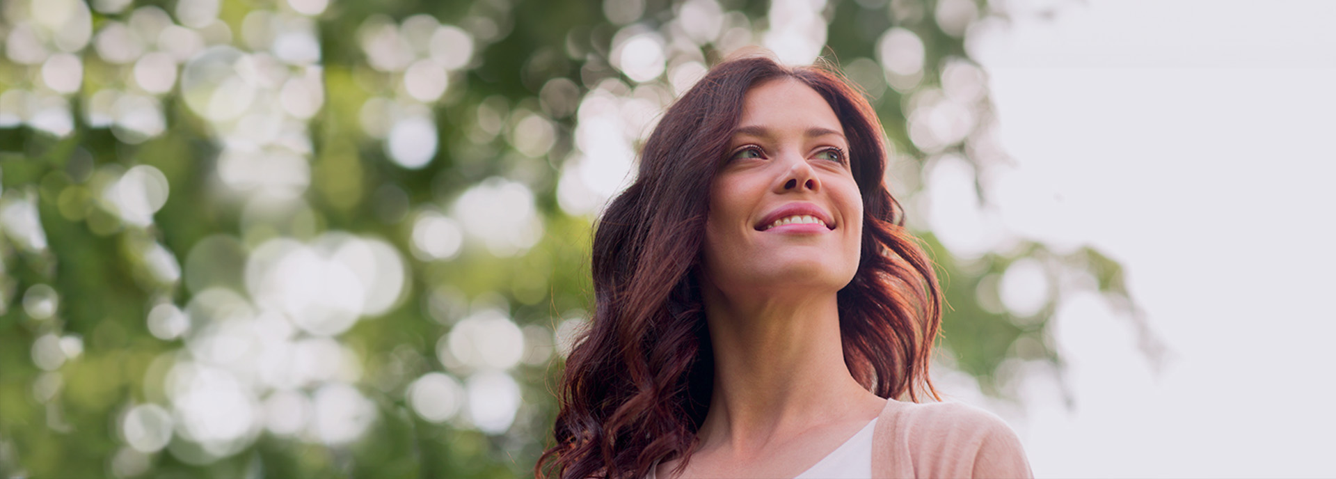 Immagine di una donna in mezzo alla natura che sorride